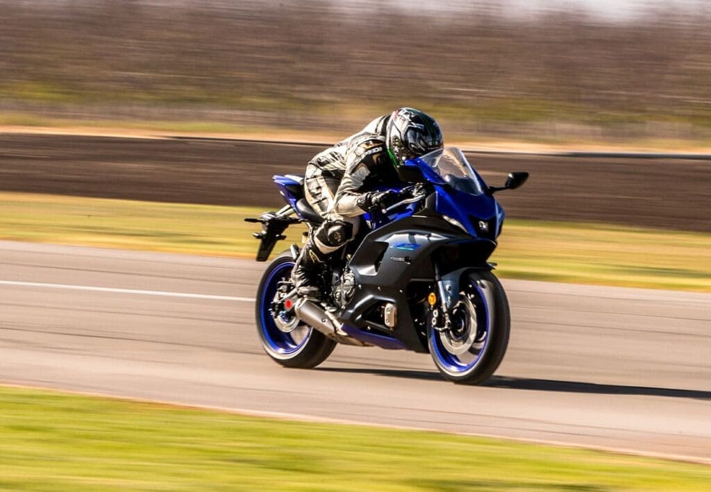 yamaha-r7