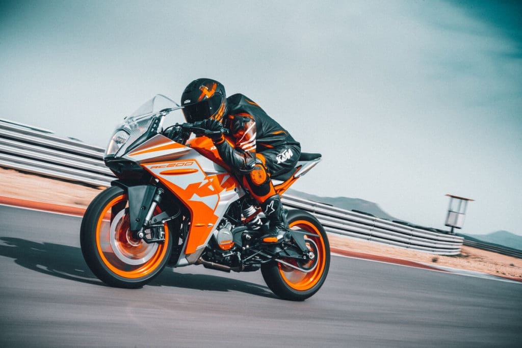 reseña ktm rc 200